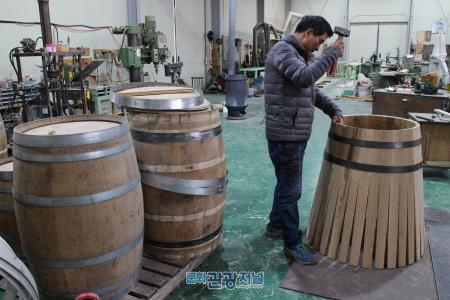 와인을 명품화하다.. 영동군 ‘국내 유일’ 와인 숙성용 오크통 제작