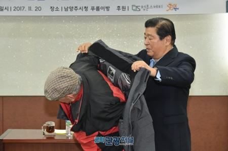 이석우 남양주시장, 폐지 줍는 어르신에 겨울 옷 전달