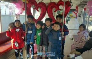 곡성 섬진강기차마을, 성탄 시즌 ‘증기기관차 풍선아트’ 행사 진행