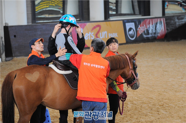 한국마사회 렛츠런승마단과 함께하는 ‘섬소년 승마캠프’