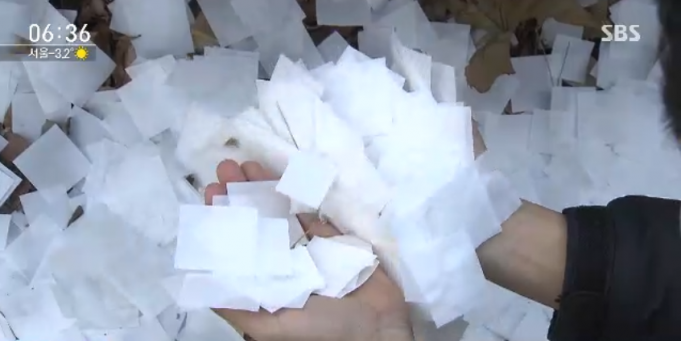 롯데타워 ‘2018 카운트다운쇼’에 사용된 흰 종이 주택가로 날아가