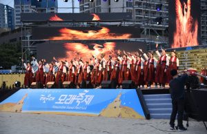 해운대 모래 축제, 시원한 해변에 관광객들 북적