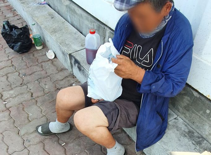 행려자 등 폭염 취약계층에 물품 전달