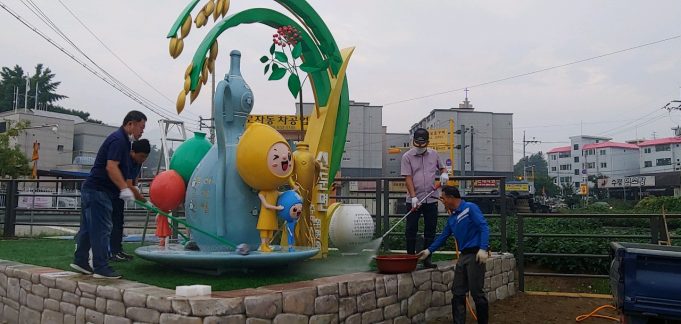 주민자치위원회 도자 조형물 청소 작업 실시