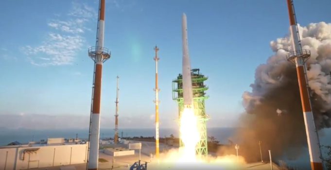 누리호, 고도 700km 정상비행 성공…위성 궤도 안착 못해 아쉬워