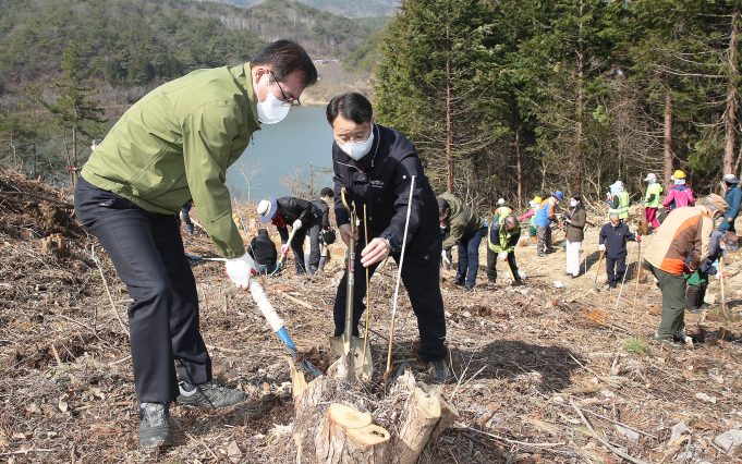 함평군, 제77회 식목일 기념 ‘밀원수 심기 행사’ 성료