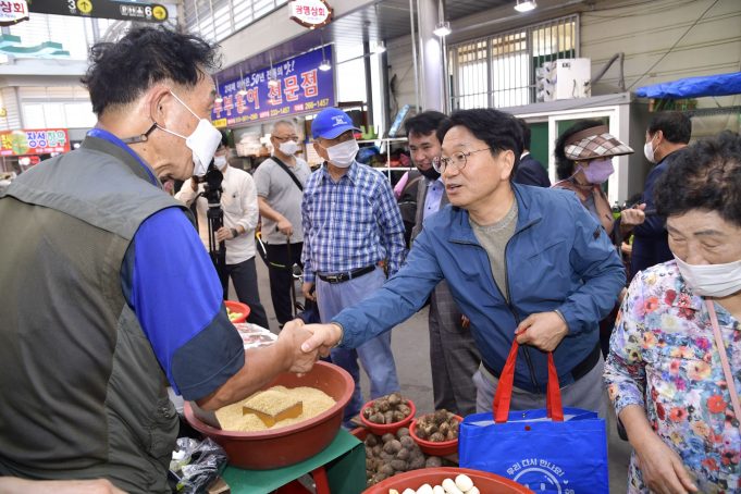 강기정 시장, 추석 앞두고 전통시장 찾아 민심 경청