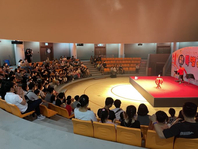 한가위를 맞아 고향을 찾는 귀성객과 관광객들로 유교랜드 북적