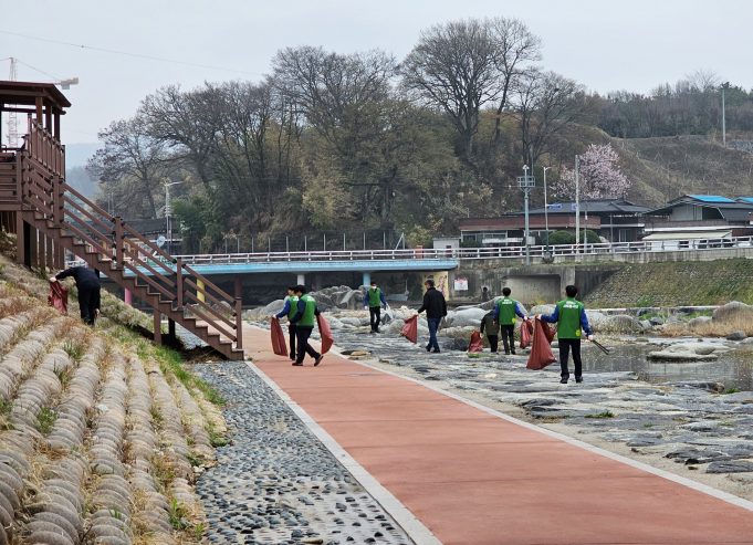 함양군, 하천변 공공하수도시설물 점검 및 환경정화 활동