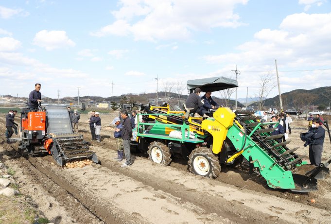 함양군, 양파기계화 수거기 연시회 개최