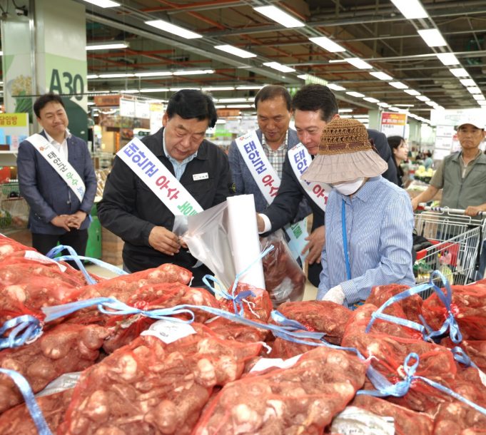 가세로 태안군수, 지역 특산물 마늘 ‘일일 판촉사원’ 되다!