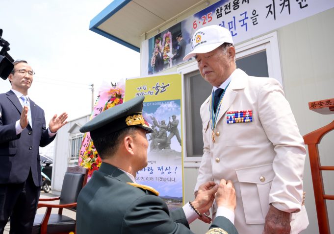 한국전쟁 참전용사, ‘영웅 제복’을 입다