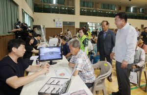 청주시장, 농촌 왕진버스 현장 찾아 주민 의견 청취