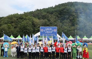 경북·강원 10개 시·군, ‘남북9축고속도로 조기건설 기원’ 연합 퍼포먼스 개최