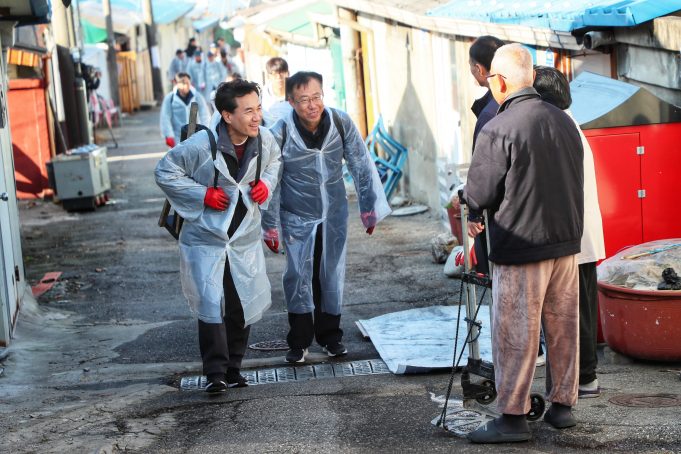 김진태 지사, 도청 공무원들과 연탄 나르며 따뜻한 온기 전달