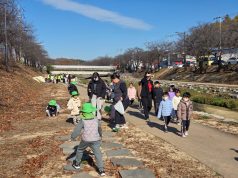 지구 지키는 ‘작은 손’…휴천1동 원당천 쓰담쓰담 캠페인
