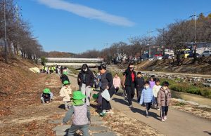 지구 지키는 ‘작은 손’…휴천1동 원당천 쓰담쓰담 캠페인
