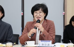 원민경 성평등가족부 장관, 무안군가족센터 현장 방문