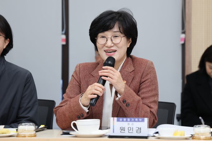 원민경 성평등가족부 장관, 무안군가족센터 현장 방문