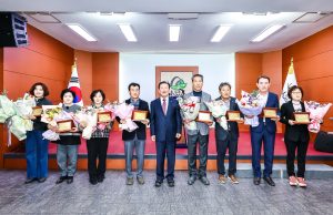 함안군, 하반기 ‘군민 으뜸상’ 수여… 지역발전 헌신한 11명 선정