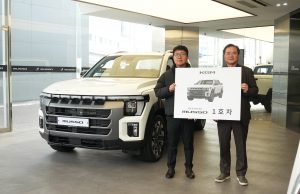 KGM, ‘무쏘’ 1호차 전달…본격적인 고객 인도 시작