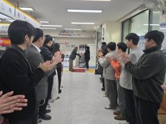 홍성군, 새해 첫날 민원인에 장미꽃 전달하며 환영