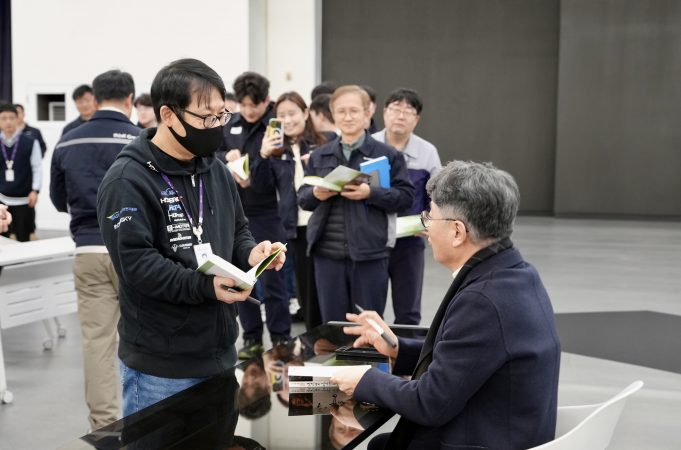 KGM 곽재선 회장, 임직원과 북 콘서트 열고 소통 경영 행보