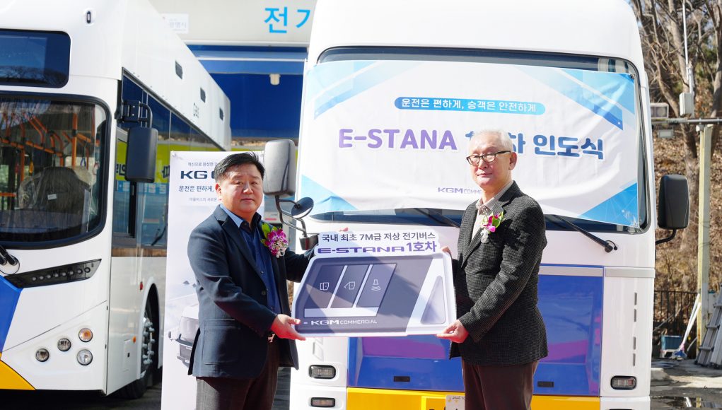 국내 첫 7m급 저상 전기버스 출고…KGMC ‘이-스타나’ 1호차 광명서 달린다
