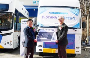 국내 첫 7m급 저상 전기버스 출고…KGMC ‘이-스타나’ 1호차 광명서 달린다