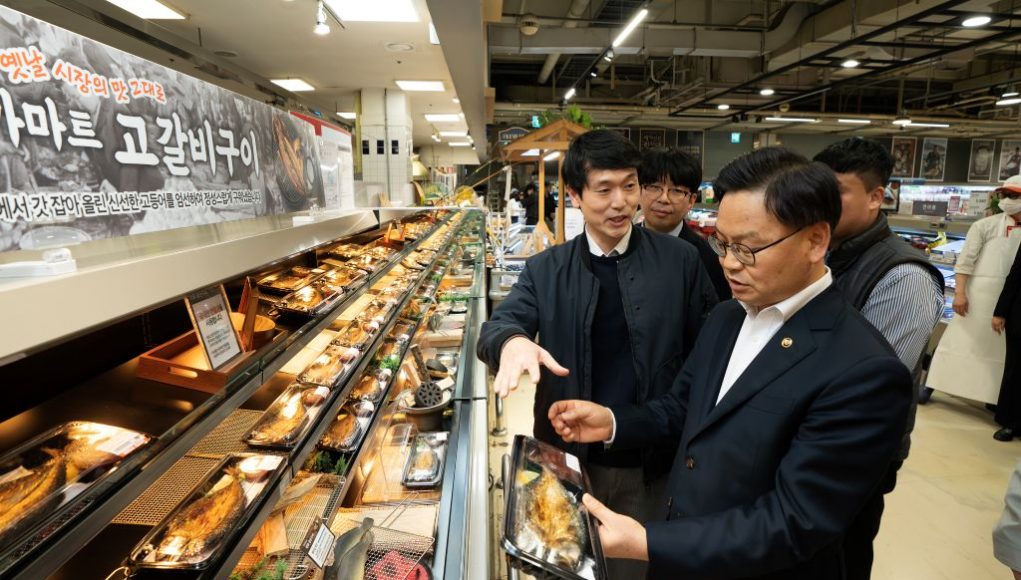 김성범 해수부 차관, 부산서 수산물 할인행사 점검…“체감물가 낮춘다”