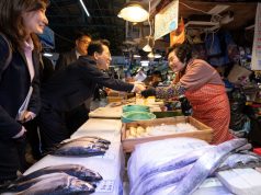 해수부 장관, 인천 어시장 찾아 물가 점검