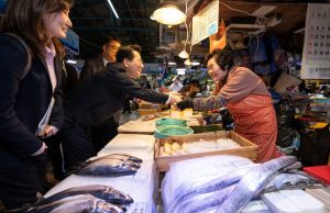 해수부 장관, 인천 어시장 찾아 물가 점검