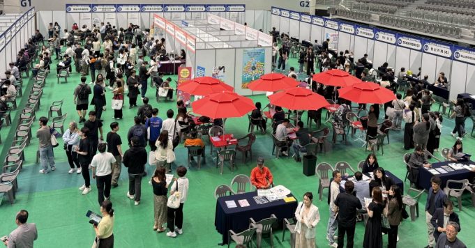 면접부터 AR 직업체험까지…포항 취업박람회에 구직자 발길 이어져
