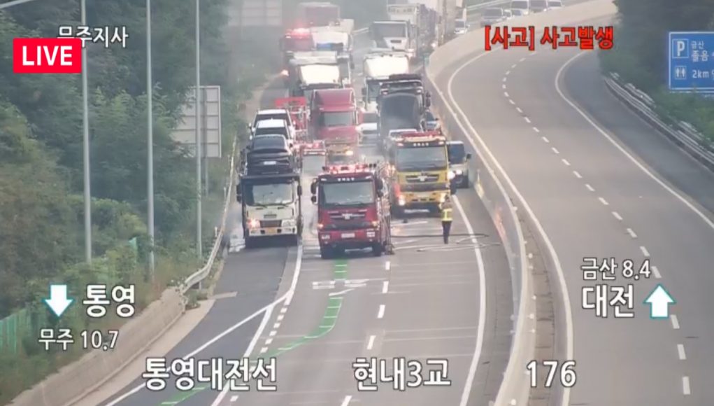 경남 가뭄 지원 나서던 소방차, 고속도로 차량화재 진압