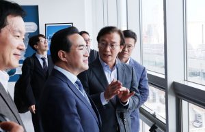 “북항 돔 아레나·신공항 힘 보태달라”… 전재수 부산시장, 기획예산처 장관과 현장 면담