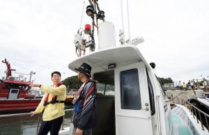 추석 앞둔 낚시어선 안전점검…황종우 장관 가덕도 천성항 찾아