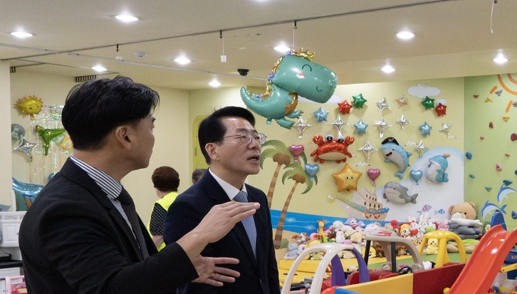 황종우 해수부 장관, 추석 앞두고 부산 동구 복지관 찾아 위문
