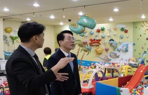 황종우 해수부 장관, 추석 앞두고 부산 동구 복지관 찾아 위문